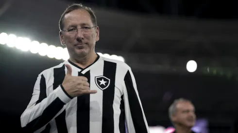 John Textor durante confronto contra o Vitória no Brasileirão 2024. (Imagem: Robson Mafra/AGIF)