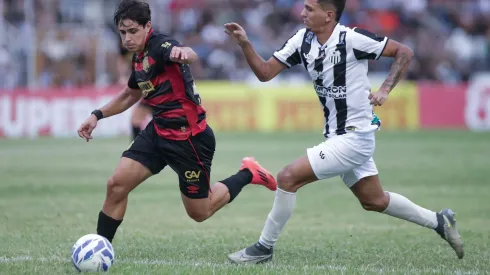 Lenny Lobato, jogador do Sport, em ação durante o confronto contra o Central no