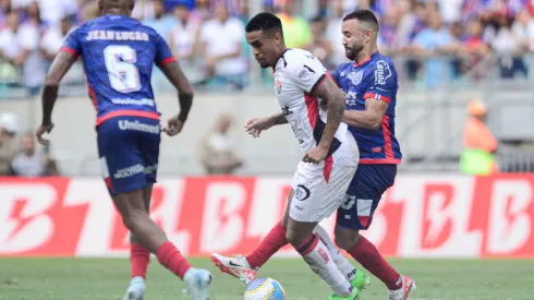 Caio Alexandre, jogador do Bahia, disputa bola com Alejandro, jogador do Vitória, em partida no estádio Arena Fonte Nova, pelo Campeonato Brasileiro A de 2024. Foto: Jhony Pinho/AGIF