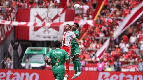 Wanderson, do Internacional, disputa uma jogada com Cipriano, do Juventude, durante a partida no estádio Beira-Rio pelo Campeonato Gaúcho 2025. Foto: Maxi Franzoi/AGIF.