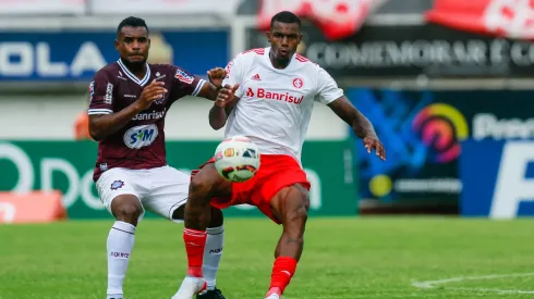 Rafael Dumas, jogador do Caxias, e Wesley Moraes, jogador do Internacional, em lance da partida disputada no Estadio Centenario, pelo Campeonato Gaucho 2022.