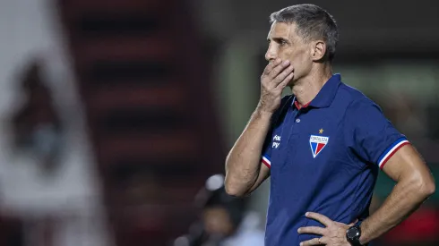 Vojvoda, técnico do Fortaleza, durante partida pelo campeonato Brasileiro A 2024. Foto: Heber Gomes/AGIF