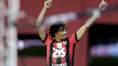 Fabri vibrando com a camisa do Vitória no Campeonato Baiano – Foto: Jhony Pinho/AGIF
