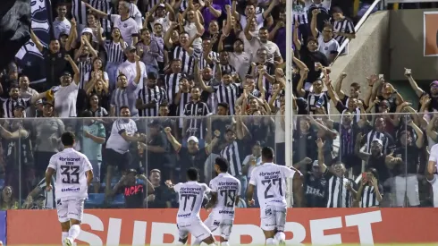Fernandinho, atleta do Ceará, celebra seu gol durante a partida contra o Iguatu, no Estádio Presidente Vargas, pelo Campeonato Cearense de 2025. Foto: Lucas Emanuel/AGIF