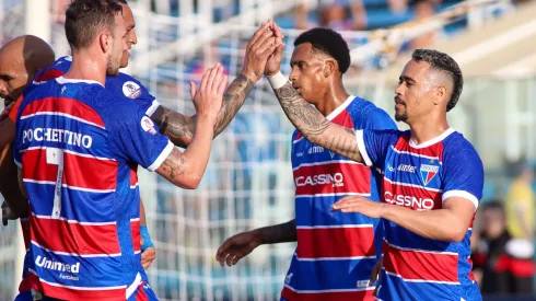 Yago Pikachu, jogador do Fortaleza, celebra seu gol na partida contra o Floresta, válida pelo Campeonato Cearense 2025, no estádio Presidente Vargas (CE). Foto: Lucas Emanuel/AGIF