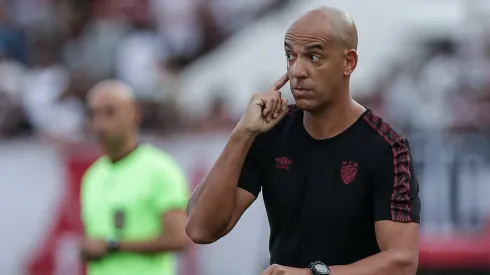 Pepa, técnico do Sport, durante partida contra o Santa Cruz no estádio Arruda pelo campeonato Pernambucano 2025. Foto: Rafael Vieira/AGIF