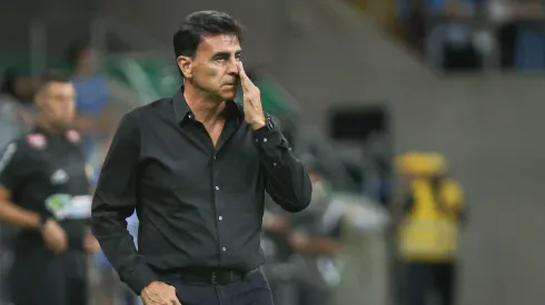 Gustavo Quinteros, técnico do Grêmio, durante partida contra o Caxias pelo Campeonato Gaúcho 2025. Foto: Maxi Franzoi/AGIF