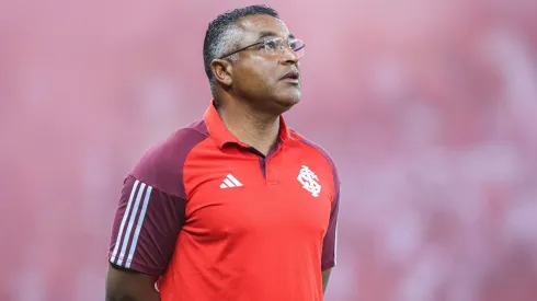 Roger Machado, técnico do Internacional, durante partida contra o Flamengo pelo Campeonato Brasileiro de 2024. Foto: Maxi Franzoi/AGIF