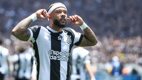 Memphis Depay, jogador do Corinthians, comemora seu gol durante partida contra o Cruzeiro pelo Campeonato Brasileiro de 2024. Foto: Marco Miatelo/AGIF