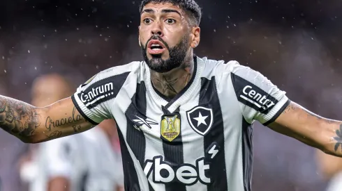 Alexander Barboza durante confronto contra o Flamengo na Supercopa 2025.