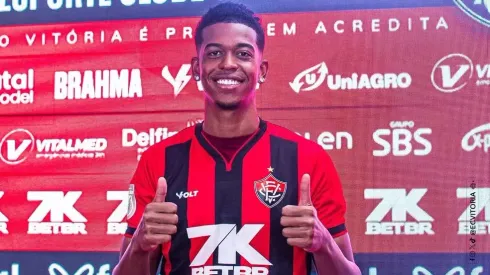 Carlinhos foi apresentado pelo Vitória. Foto: Victor Ferreira/EC Vitória