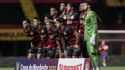 Jogadores do Sport posam para foto antes na partida contra Fortaleza no estadio Ilha do Retiro pelo campeonato Copa Do Nordeste 2025. Foto: Rafael Vieira/AGIF