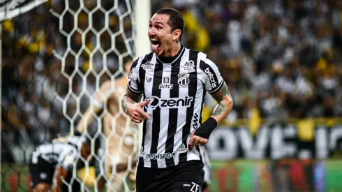 Vina comemorando pelo Ceará em partida contra o Fortaleza pela Copa do Brasil 2022 – Foto: Kely Pereira/AGIF