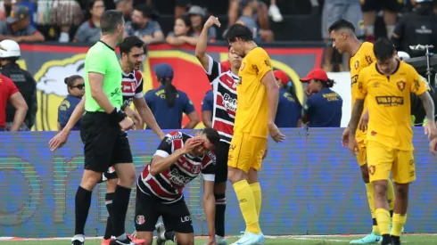 Matheus Vinicius, jogador do Santa Cruz, em ação durante o jogo contra o Sport no Estádio do Arruda, em Recife (PE), pelo Campeonato Pernambucano de 2025. Foto: Marlon Costa/AGIF