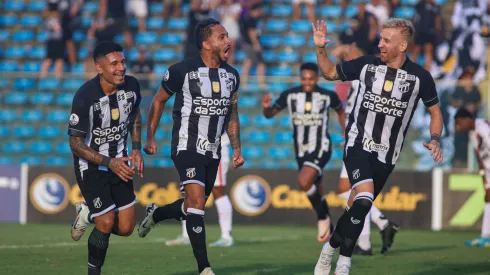 Lourenço, jogador do Ceará, comemora seu gol na partida contra o Ferroviário no Estádio Presidente Vargas, pelo Campeonato Cearense 2025. Foto: Lucas Emanuel/AGIF