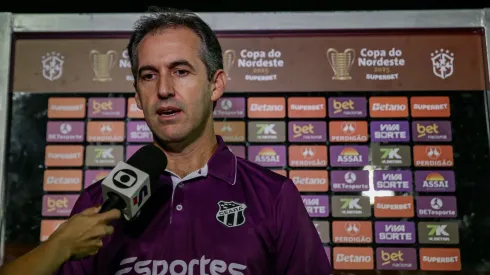 Léo Condé, treinador do Ceará, durante o jogo contra o Náutico no estádio Aflitos, pela Copa do Nordeste 2025. Foto: Rafael Vieira/AGIF