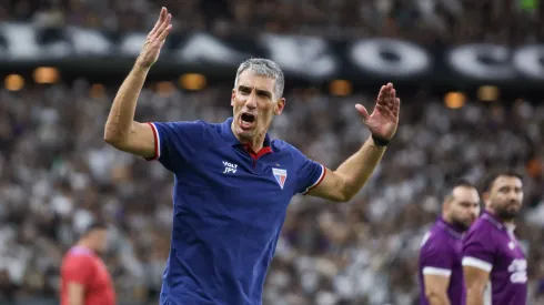 Vojvoda, técnico do Fortaleza, durante partida contra o Ceara no estadio Arena Castelao pelo campeonato Cearense 2025. Foto: Lucas Emanuel/AGIF
