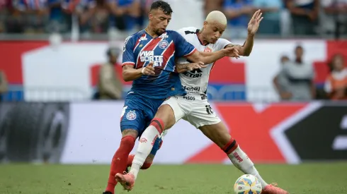 Lucho Rodríguez disputando a bola com Janderson no Ba-Vi 500 – Foto: Jhony Pinho/AGIF