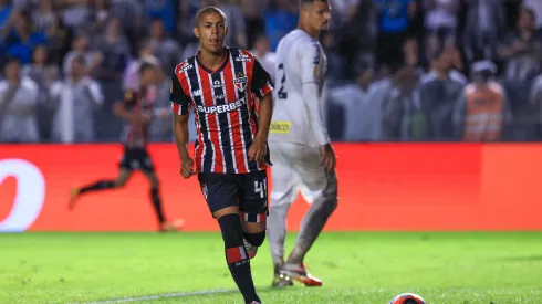 SP – SANTOS – 01/02/2025 – PAULISTA 2025, SANTOS X SAO PAULO – Ryan Francisco jogador do Sao Paulo durante partida contra o Santos no estadio Vila Belmiro pelo campeonato Paulista 2025. Foto: Marcello Zambrana/AGIF