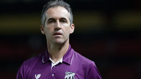 Léo Condé, técnico do Ceará, durante a partida contra o Sport no Estádio Ilha do Retiro pelo Campeonato Brasileiro Série B de 2024 – Foto: Rafael Vieira/AGIF