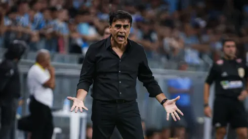 Gustavo Quinteros, técnico do Grêmio, durante partida contra o Internacional, pelo Campeonato Gaúcho 2025. Foto: Maxi Franzoi/AGIF