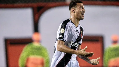 Joao Victor jogador do Vasco comemora seu gol com jogadores do seu time durante partida contra o Vitoria no estadio Barradao pelo campeonato Brasileiro A 2024.