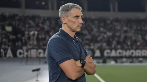 Vojvoda, técnico do Fortaleza, durante partida contra o Botafogo, pelo Campeonato Brasileiro de 2024. Foto: Thiago Ribeiro/AGIF