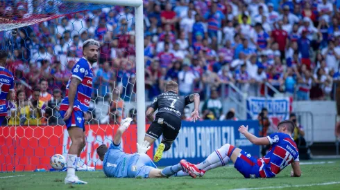 Pedro Henrique, do Ceará, vibra com seu gol no clássico contra o Fortaleza, na Arena Castelão, pelo Campeonato Cearense 2025. Foto: Baggio Rodrigues/AGIF