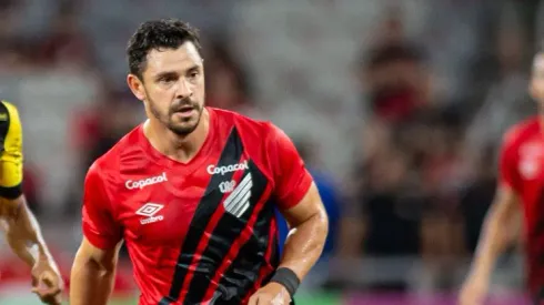 Giuliano atuando no Athlético-PR