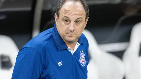 Rogério Ceni, técnico do Bahia, durante a partida contra o Fortaleza no Estádio Arena Castelão, pelo Campeonato Brasileiro A 2024. Foto: Baggio Rodrigues/AGIF