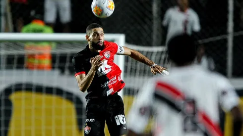 Wagner Leonardo, do Vitória, em ação contra o Ferroviário no Barradão pela Copa do Nordeste 2025. Foto: Jhony Pinho/AGIF.