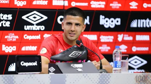 Foto: José Tramontin/athletico.com.br – Mateo Gamarra durante coletiva no Athletico-PR.