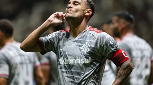 Alan Patrick durante confronto contra o Atlético-MG no Brasileirão de 2024.