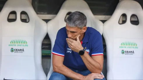 Vojvoda, técnico do Fortaleza, durante partida contra o Ceara no estadio Arena Castelao pelo campeonato Cearense 2025. Foto: Lucas Emanuel/AGIF