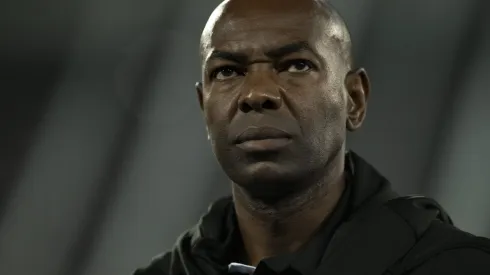 Cláudio Caçapa durante confronto contra o Bragantino no Brasileirão 2023.