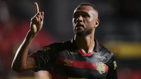 Gustavo Coutinho jogador do Sport comemora seu gol durante partida contra o Jaguar no estádio Ilha do Retiro pelo campeonato Pernambucano 2025 – Foto: Rafael Vieira/AGIF