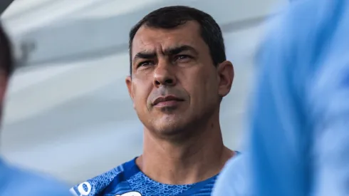 Fabio Carille tecnico do Santos durante execucao do hino nacional antes da partida contra o Paysandu no estadio Vila Belmiro pelo campeonato Brasileiro B 2024. Foto: Reinaldo Campos/AGIF