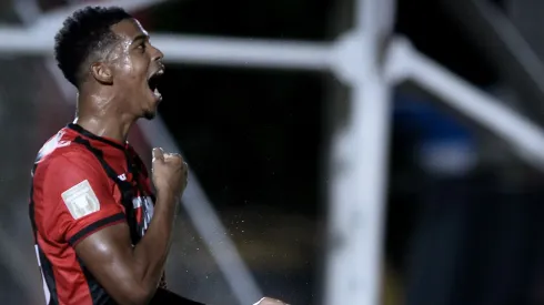 Carlinhos, jogador do Vitória, comemora seu gol durante partida contra o Porto-PE no estadio Barradao pelo campeonato Baiano 2025. Foto: Jhony Pinho/AGIF