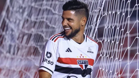 Cicinho durante partida festiva entre São Paulo e Milan em 2023.