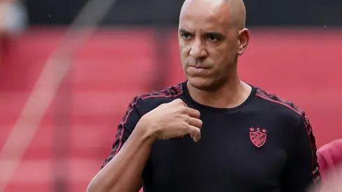 Técnico Pepa, do Sport, durante a partida contra o Náutico na Ilha do Retiro pelo Campeonato Pernambucano 2025. Foto: Rafael Vieira/AGIF.