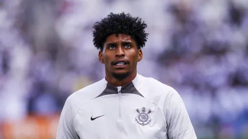 Hugo Souza jogador do Corinthians durante aquecimento antes da partida contra o Vasco no estádio Arena Corinthians pelo campeonato Brasileiro A 2024. Foto: Marco Miatelo/AGIF
