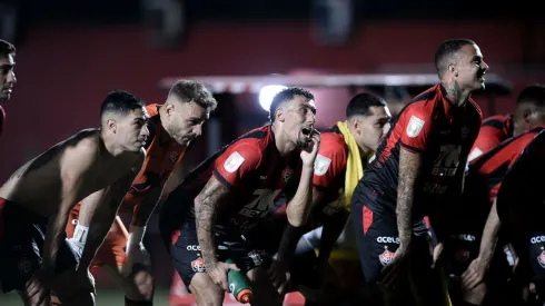 Jogadores do Vitória fazem a festa depois da vitória sobre o Porto-PE no Barradão, pelo Campeonato Baiano 2025. Foto: Jhony Pinho/AGIF