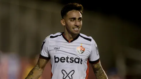 Gustavo Mosquito jogador do Vitoria comemora gol durante partida contra o Fortaleza no estadio Barradao pelo campeonato Brasileiro A 2024. Foto: Jhony Pinho/AGIF