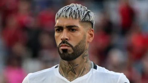 PR – CURITIBA – 05/10/2024 – BRASILEIRO A 2024, ATHLETICO-PR X BOTAFOGO – Alexander Barboza jogador do Botafogo durante execucao do hino nacional antes da partida contra o Athletico-PR no estadio Arena da Baixada pelo campeonato Brasileiro A 2024. Foto: Robson Mafra/AGIF