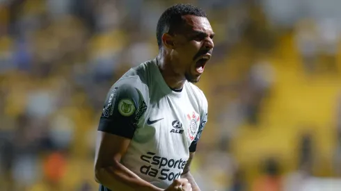 Matheuzinho, jogador do Corinthians, durante partida contra o Criciuma pelo Campeonato Brasileiro de 2024. Foto: Leonardo Hubbe/AGIF