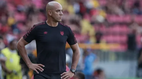Pepa, técnico do Sport, durante partida contra o Maguary no estádio Ilha do Retiro pelo campeonato Pernambucano 2025. Foto: Rafael Vieira/AGIF