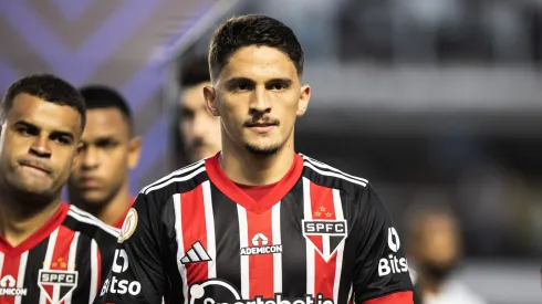 SP – SANTOS – 12/11/2023 – BRASILEIRO A 2023, SANTOS X SAO PAULO – Pablo Maia jogador do Sao Paulo durante partida contra o Santos no estadio Vila Belmiro pelo campeonato Brasileiro A 2023. Foto: Abner Dourado/AGIF
