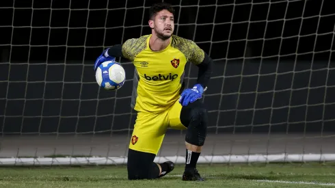 Caique França goleiro do Sport durante treino na Ilha do Retiro em Recife (PE), nesta sexta-feira (4). A equipe se prepara para enfrentar o Ceara pelo campeonato brasileiro da Serie B 2024. Foto: Marlon Costa/AGIF