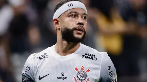 Memphis Depay durante confronto contra o Universidad Central na Libertadores 2025.