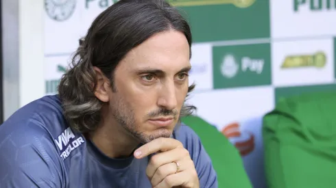 Luis Zubeldia técnico do São Paulo durante partida contra o Palmeiras no estádio Arena Allianz Parque pelo campeonato Paulista 2025. Foto: Marcello Zambrana/AGIF